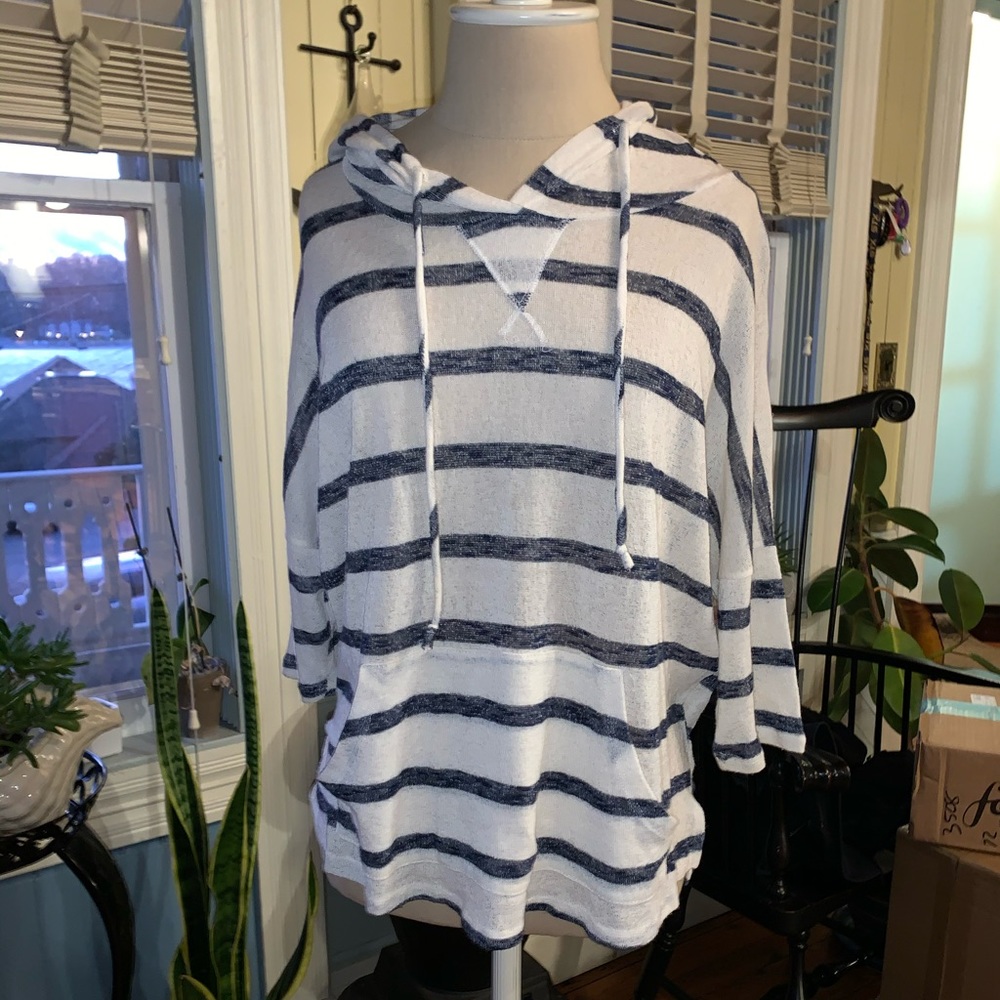 Striped three quarter sleeve shirt with hood 💫